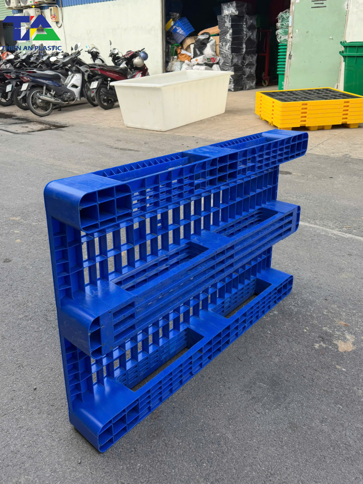 Pallet Nhựa 3 Chân TA1280 (KT: 1200 x 800 x 150mm)